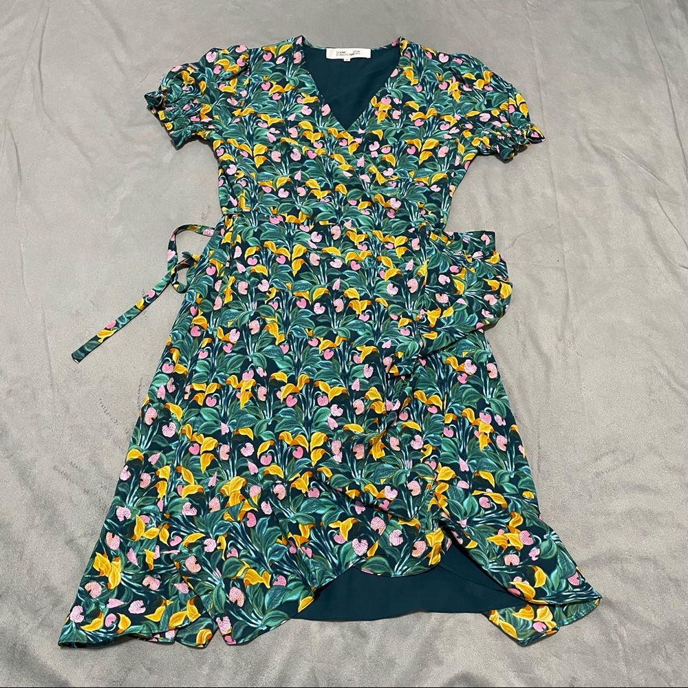 Diane Von Furstenberg Green Floral Wrap Dress EUC Size S